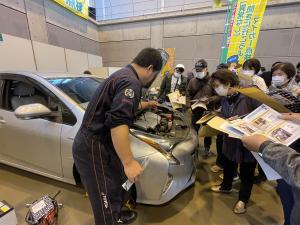 自動車の展示の様子の写真