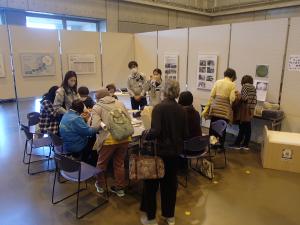 展示コーナーが賑わっている様子の写真