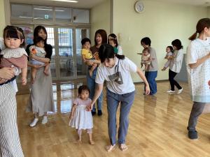 みんなでお散歩をしている画像