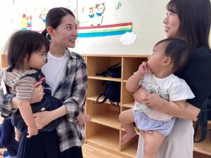 おしゃべりに花が咲いている様子の画像