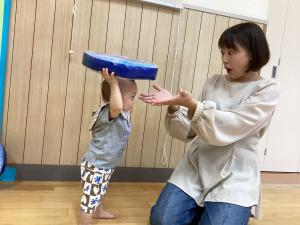 おもちゃを持ち上げている様子