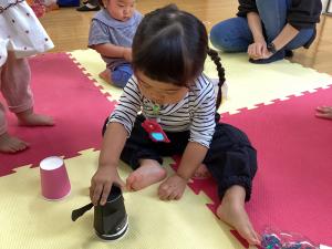 輪ゴムを使って紙コップを飛ばしている様子