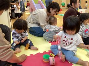 ぷるぷるボトルを振っている様子