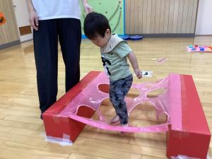 ポコポコステップに足を入れている様子