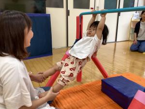鉄棒にぶら下がっている様子