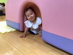 トンネルから顔をのぞかせている様子