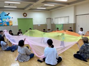 ハロウィンの曲に合わせて揺らしている様子