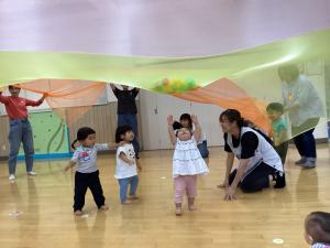 バルーンで遊んでいる様子