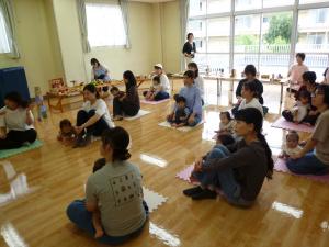 親子で話を聞いている様子