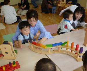 ドミノのおもちゃで遊んでいる様子