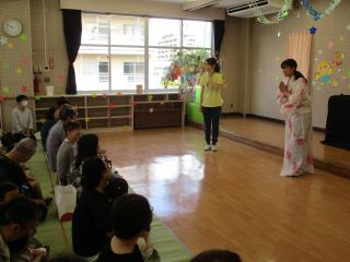 劇を見ているよ