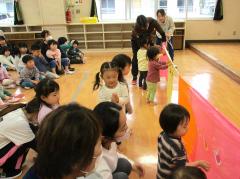 手形のうろこを鯉のぼりに貼っています。の画像1