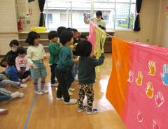 手形のうろこを鯉のぼりに貼っています。の画像2