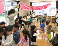 鯉のぼりのダンスを踊っています。