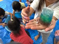 カップに入れてジュースづくり