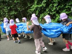 笹を運んでいる