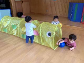こいのぼりトンネルで遊んでいます。