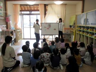 パネルシアターを見ています。