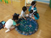 折り紙で作ったメダカをすくっているよ