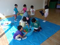 ヨーヨー釣りをしているよ