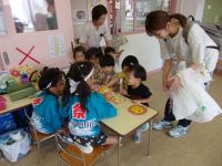 お面屋さんでお面を選んでいるよ