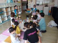 食べ物コーナーで、いろんな食べ物を食べる真似を楽しんでいるよ