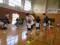 みかん組が親子でサーキット遊びをしています