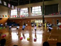 ぶどう組がリズム運動をしています