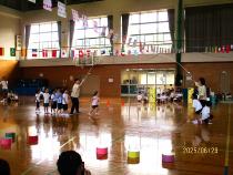 ぶどう組が大縄跳びをしています