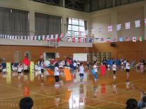 ぶどう組がフラッグを持って表現しています