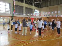 祖父母と一緒に玉入れをしています