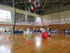 親子で大玉転がしをしています