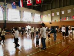 親子でダンスをしています