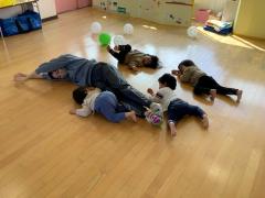 2歳児がリズム運動をしています