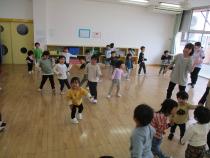 異年齢で踊っています
