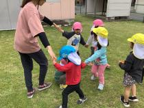 異年齢でわらべうた遊びをしています