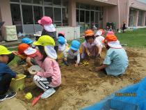 砂遊びをしています