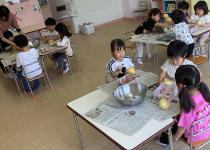 玉ねぎの皮むきをしています