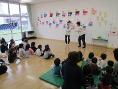 こどもの日に関する保育士からの話を聞いています。