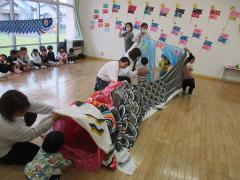 こもも組、ばなな組がこいのぼりのトンネルをくぐっています。