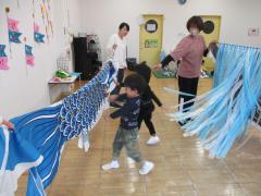 トンネルをくぐった後、こいのぼりにタッチしています。