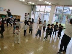 みんなで踊っています。