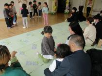 新しい友達に手作りのプレゼントを渡しています