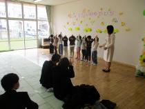 年長児が歌のプレゼントしています