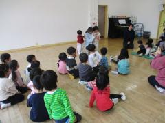 新しい友達の紹介をしています