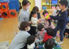 手作りのかんむりをプレゼントしています