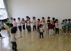 みんなで踊っています