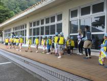 海へ向かって歩いています