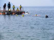 飛び込み台から海に飛び込みます