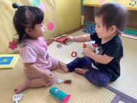 物を渡している